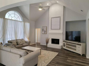 Newly Remodeled 3Bed2Bath Monthly Rental with Pool, Office Space